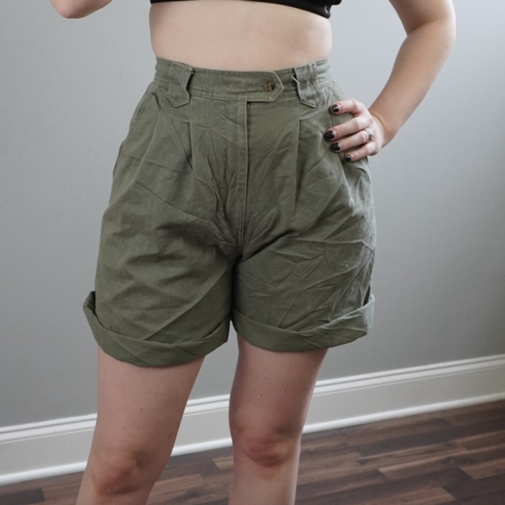 Woolrich Woman Vintage High waist Pleated Utility Shorts in Cactus Green